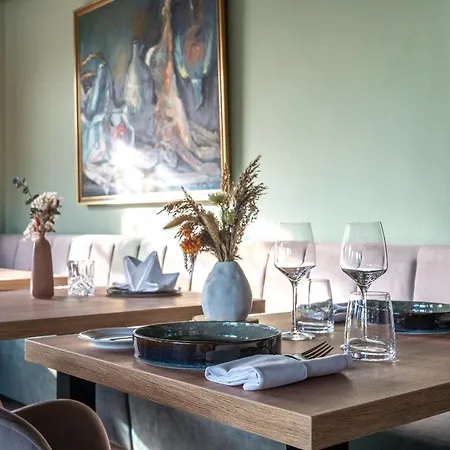 ホテル Feinheit & Restaurant, Tor Zu Hunsrueck Und Mittelrhein! Mit Sauna Hot Tub Und Gartensuite Halsenbach