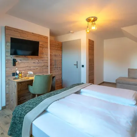 Feinheit & Restaurant, Tor Zu Hunsrueck Und Mittelrhein! Mit Sauna Hot Tub Und Gartensuite Hotel Halsenbach