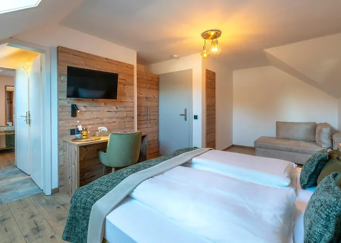 Feinheit & Restaurant, Tor Zu Hunsrueck Und Mittelrhein! Mit Sauna Hot Tub Und Gartensuite Hotel Halsenbach